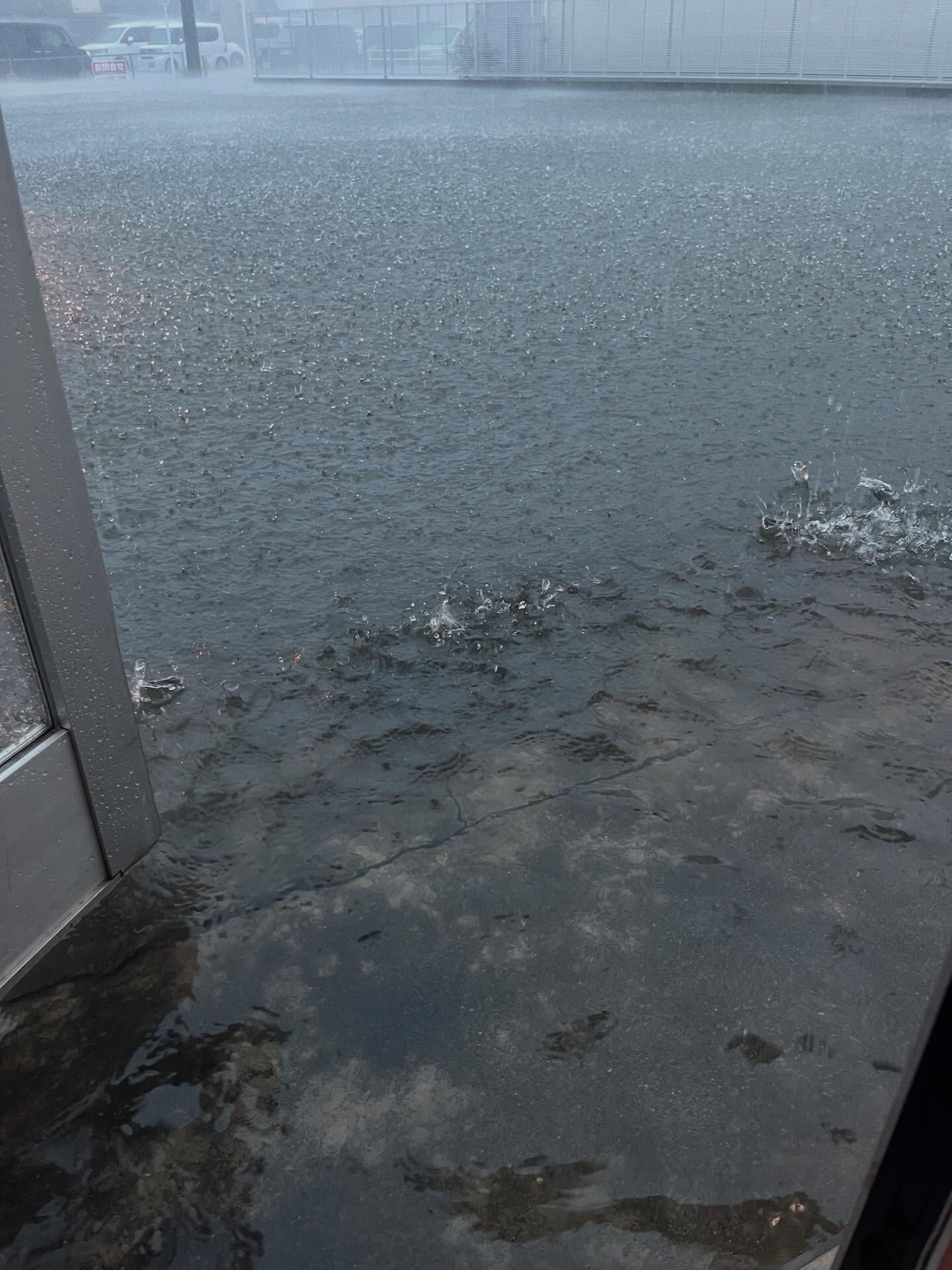 本日の大雨により、店舗前が冠水、店内が浸水しました