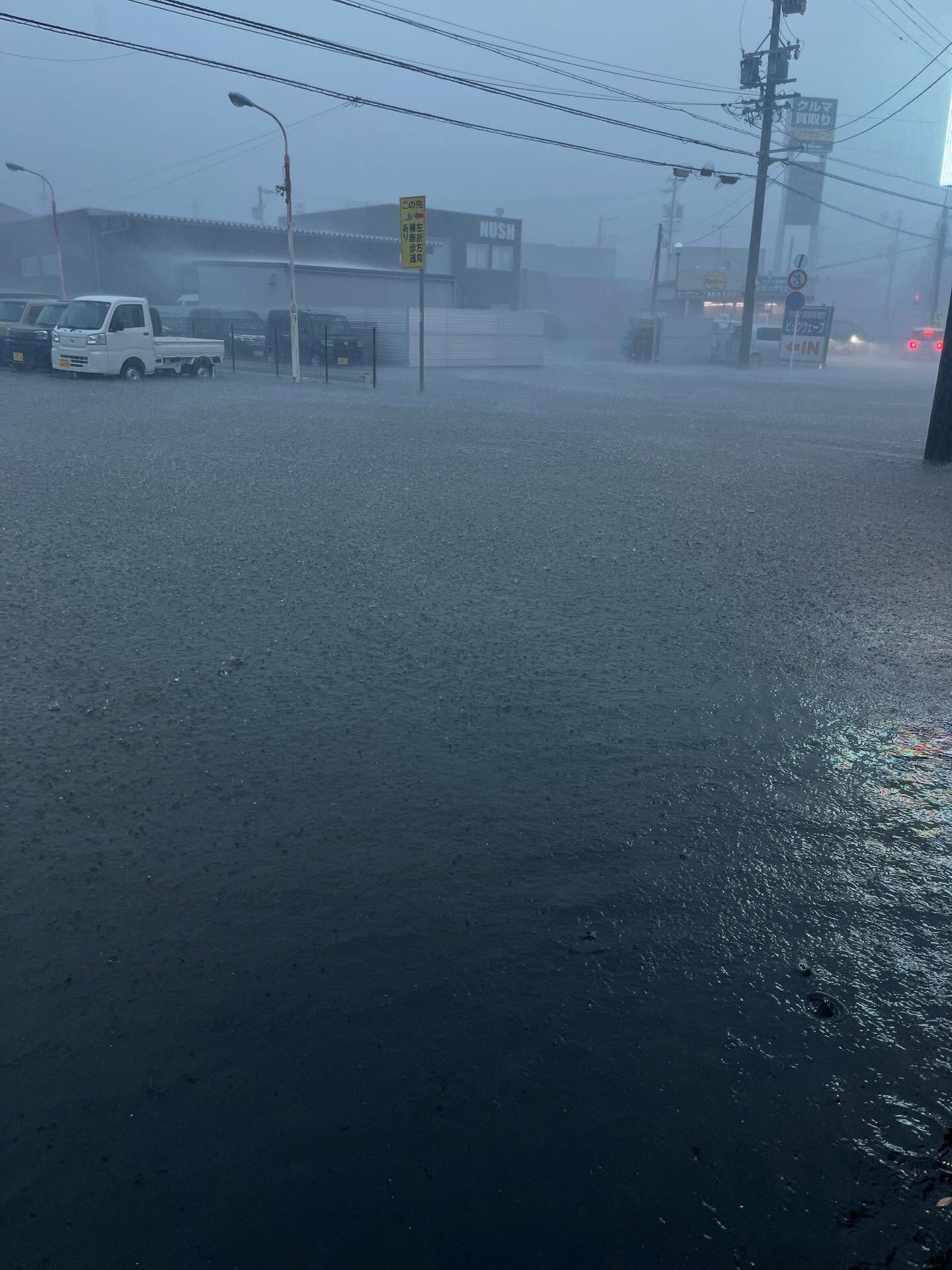 本日の大雨により、店舗前が冠水、店内が浸水しました