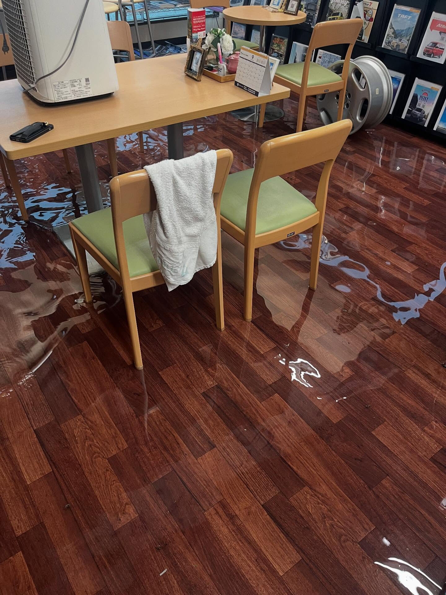 本日の大雨により、店舗前が冠水、店内が浸水しました