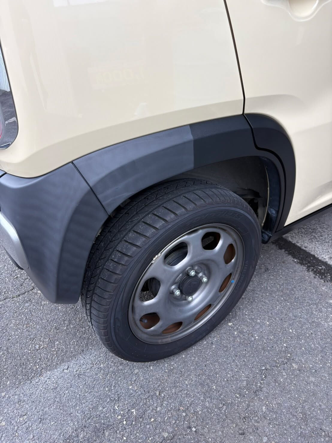 今日は、納車を控えているご成約車に、大切なひと手間を加えまし