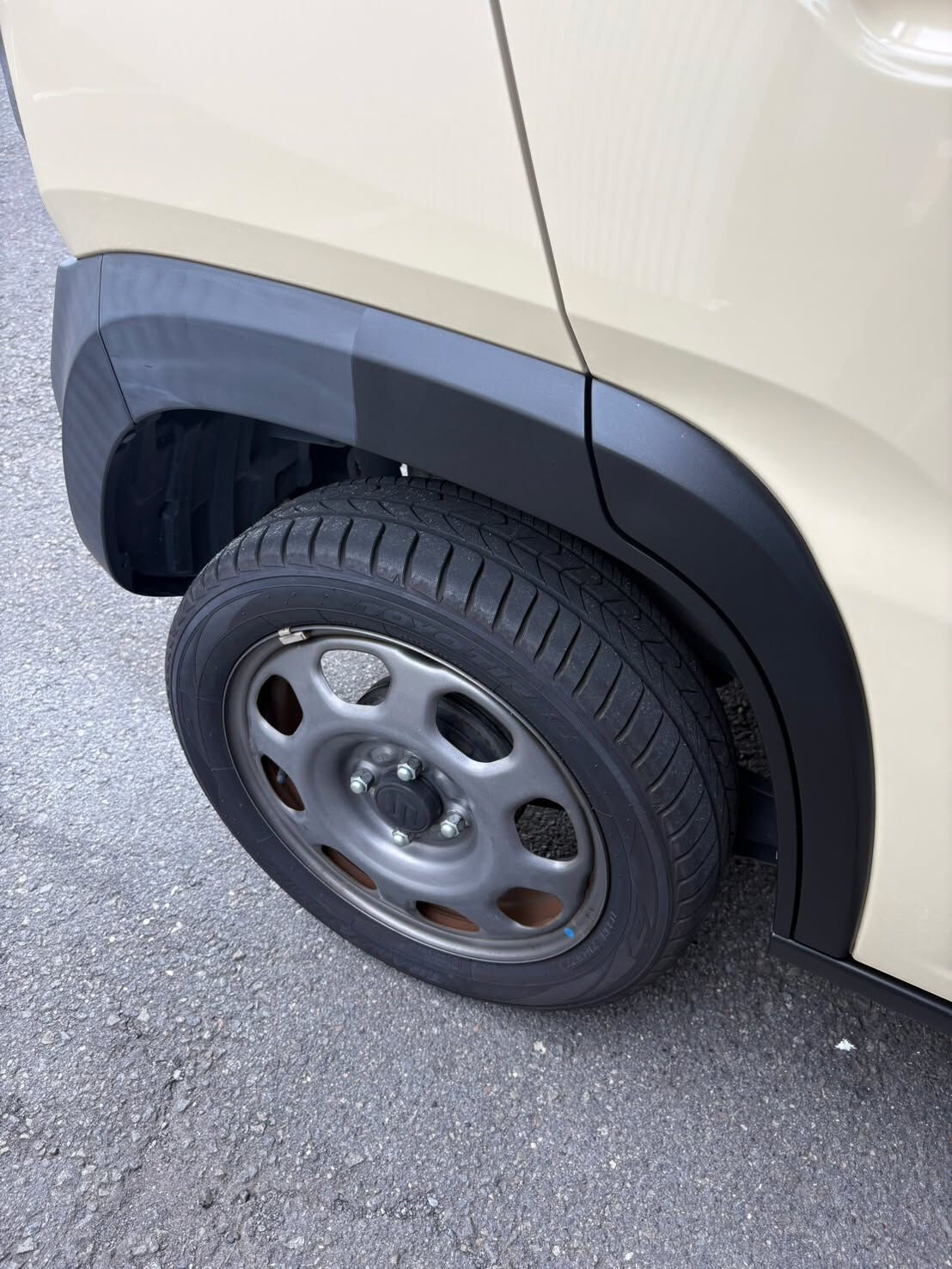 今日は、納車を控えているご成約車に、大切なひと手間を加えまし