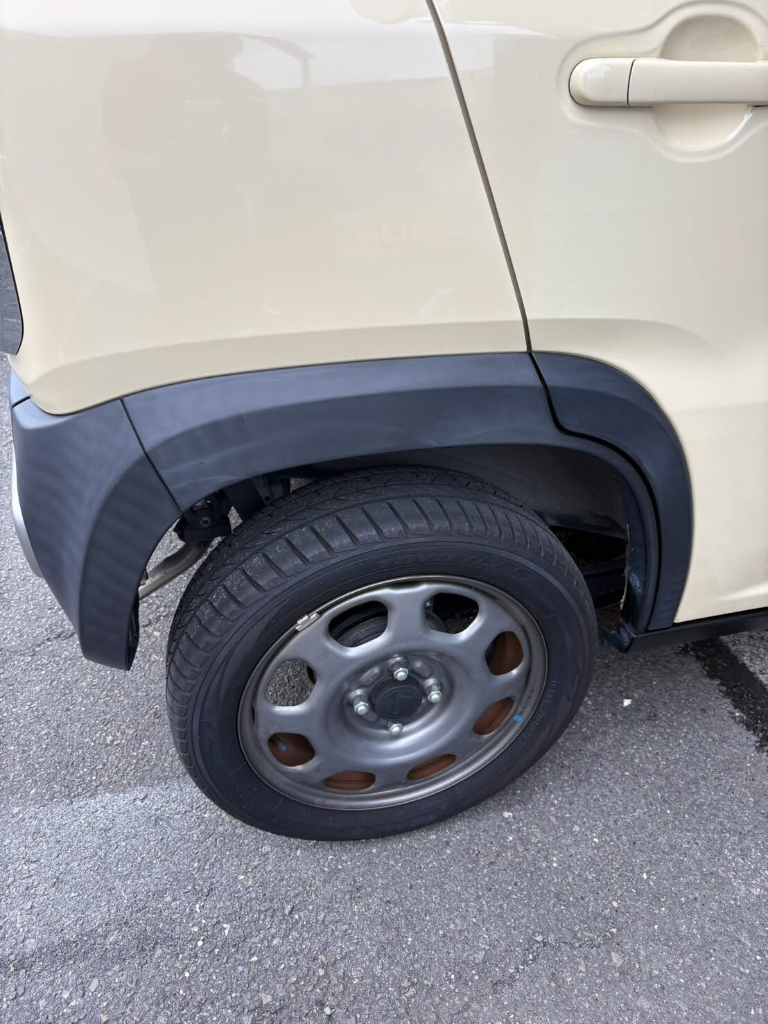 今日は、納車を控えているご成約車に、大切なひと手間を加えまし
