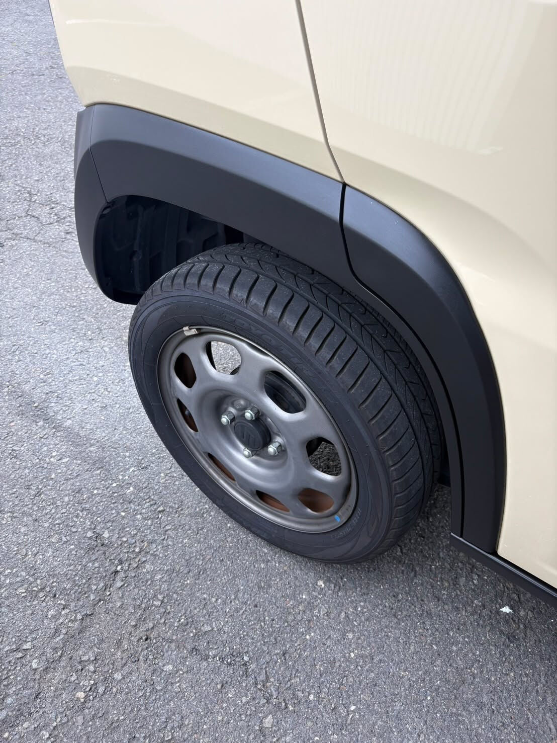 今日は、納車を控えているご成約車に、大切なひと手間を加えまし