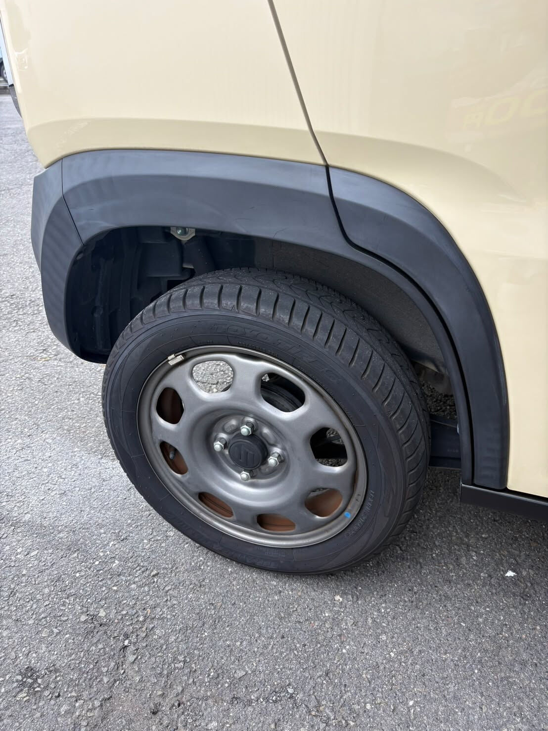 今日は、納車を控えているご成約車に、大切なひと手間を加えまし