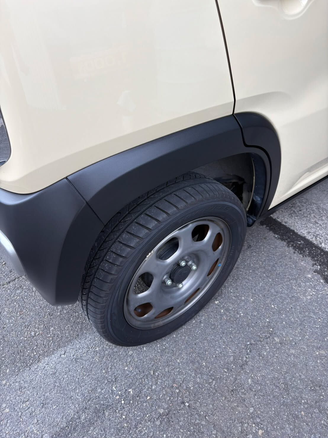 今日は、納車を控えているご成約車に、大切なひと手間を加えまし
